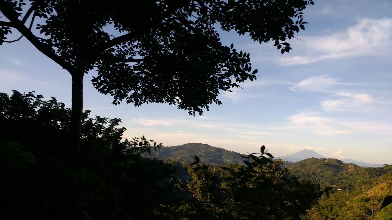 El Salvadorko landa-eremuetako testuinguruetan urak duen irisgarritasunera begirada feminista