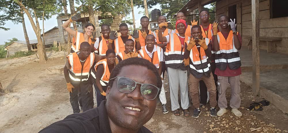 Encendiendo oportunidades: instalación eléctrica hecha por estudiantes en Guinea