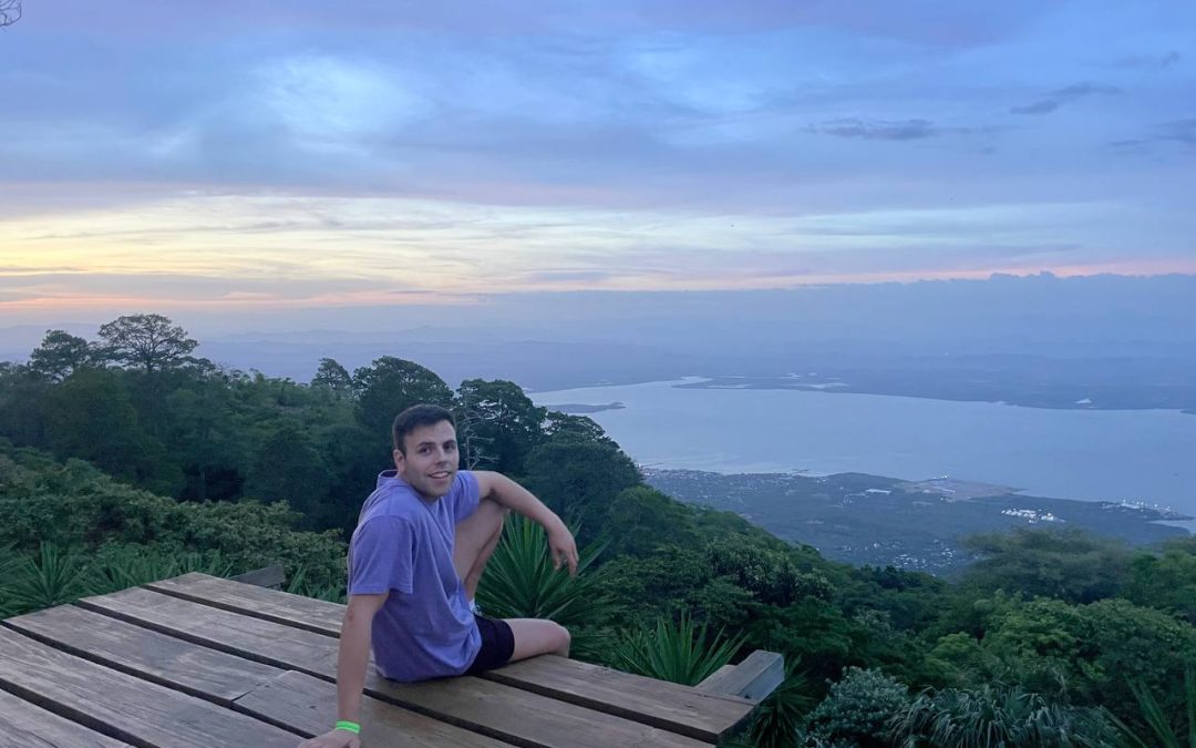 Crónicas de Honduras. A segunda de Rubén: Que vale máis, un poste da luz ou unha árbore de cen anos?